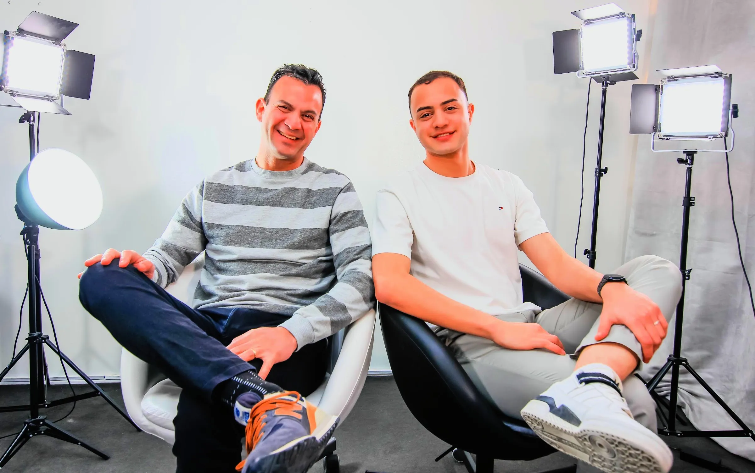 LUT de Apple: Carlos y Carlos Jr. sentados en el estudio, entre focos