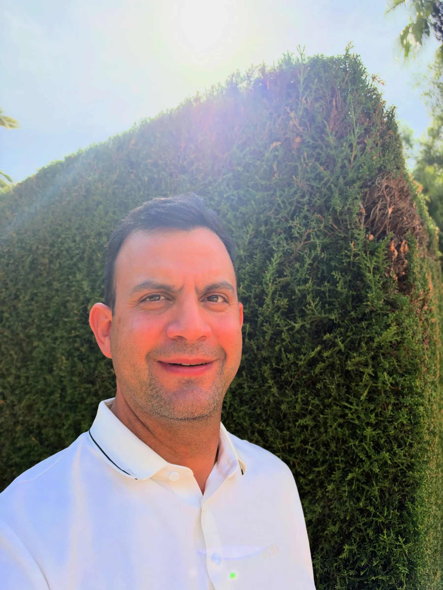 LUT de Apple: Carlos a contraluz delante de un seto, con el sol detrás